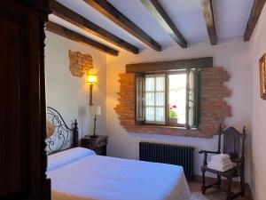 a bedroom with two beds and a window at Apartamentos Villa Julieta in Ruente