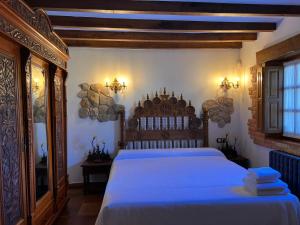 a bedroom with a large white bed in a room at Apartamentos Villa Julieta in Ruente
