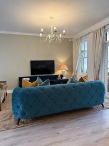 een blauwe bank in een woonkamer bij Franschoek Lermitage Villa 33 Three Bedroom Lake View in Franschhoek +33 foto's