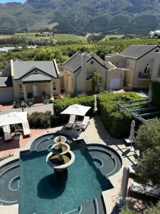 een luchtfoto van een huis met een zwembad bij Franschoek Lermitage Villa 33 Three Bedroom Lake View in Franschhoek