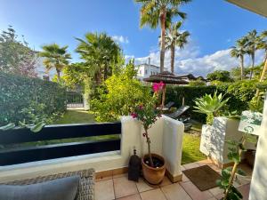 Vonkajšia záhrada v ubytovaní Luxury Apartment Sunset Golf Estepona