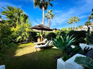 Vonkajšia záhrada v ubytovaní Luxury Apartment Sunset Golf Estepona