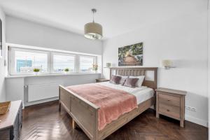 Postel nebo postele na pokoji v ubytování Apartments with view of Warsaw 23rd floor