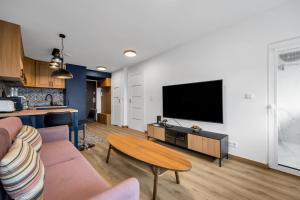 TV a/nebo společenská místnost v ubytování Apartments with view of Warsaw 23rd floor