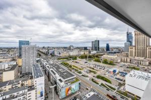 Nespecifikovaný výhled na destinaci Varšava nebo výhled na město při pohledu z apartmánu