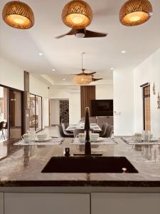 cocina y sala de estar con fregadero en Casa Morfa, en Uvita