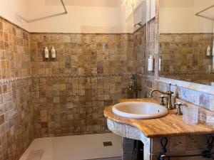 a bathroom with a sink and a shower at Apartamentos Villa Julieta in Ruente