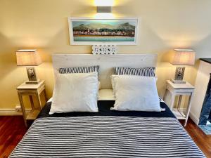 a bedroom with a large bed with two lamps at Appartement plein centre, lumineux et spacieux in Saint-Jean-de-Luz