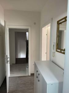 奥赫里德Blue Lake Apartment的一间带白色柜台和镜子的浴室