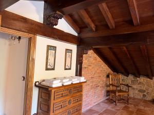 a room with a counter with towels on it at Apartamentos Villa Julieta in Ruente