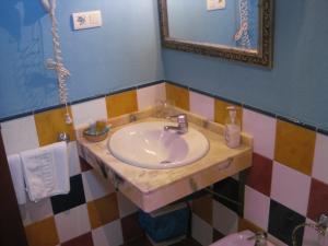 W łazience znajduje się umywalka i lustro. w obiekcie Hostal El Cascapeñas de la Alpujarra w mieście Capileira