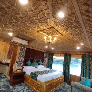 a bedroom on a train with a bed and a window at Royal Mumtaz Grp 蒙達斯集團 in Srinagar