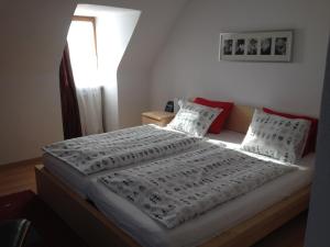 Łóżko lub łóżka w pokoju w obiekcie City Apartment Vasiri