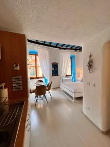 a bedroom with a bed and a desk and a table at La Polena Camere Vernazza - Visconti Apartment in Vernazza