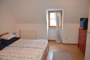 Łóżko lub łóżka w pokoju w obiekcie City Apartment Vasiri
