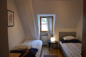 Łóżko lub łóżka w pokoju w obiekcie City Apartment Vasiri