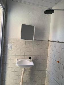 bagno con lavandino e specchio a parete di Casa de praia em Vilage da Barra a Ilhéus Altre 10 foto