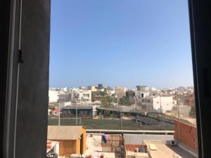 una vista de una ciudad desde una ventana en Simple & Beautiful, en Sousse