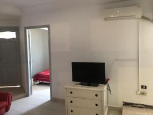 una sala de estar con TV en un tocador en Simple & Beautiful, en Sousse