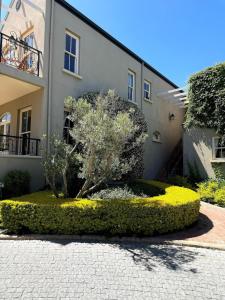 een tuin voor een gebouw bij Franschoek Lermitage Villa Two Bedroom Lake View in Franschhoek