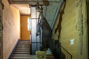 una scala in un edificio con una statua sul muro di Next stop 5 Terre apartment a La Spezia