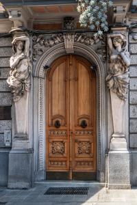 un ingresso di un edificio con una porta di legno di Next stop 5 Terre apartment a La Spezia