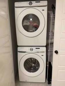 Foto da galeria de Bedroom in Upland B em Edmonton