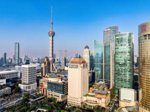 上海Pudong Shangri-La Shanghai - With a sweeping view of the Pearl Tower and the historic Bund skyline的城市景观,拥有许多高大的建筑