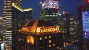 上海上海浦东香格里拉的城市建筑物顶部的莎士比亚标志