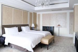 Pudong Shangri-La Shanghai - With a sweeping view of the Pearl Tower and the historic Bund skyline客房内的一张或多张床位