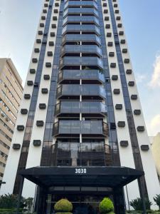 um edifício de apartamentos alto com uma grande janela em Jardim Paulista - Design & Confort - Pool - Parking - Wi-Fi - 24h em São Paulo
