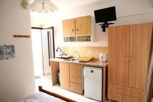 Kuchyň nebo kuchyňský kout v ubytování Kappatos Studios & Apartments