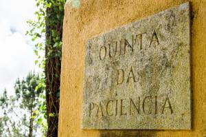 een stenen bord dat unitedza da patagonia leest bij Quinta da Paciencia in Sintra