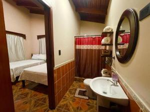 Postelja oz. postelje v sobi nastanitve Hostal Marias