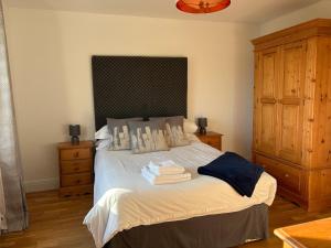 Ένα ή περισσότερα κρεβάτια σε δωμάτιο στο Luxurious large West Cork property with seaviews