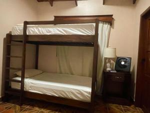 Postelja oz. postelje v sobi nastanitve Hostal Marias