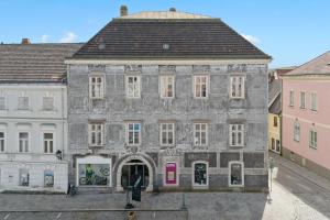 an old building in the middle of a city at sgrafit hotel - Self Check-In in Retz