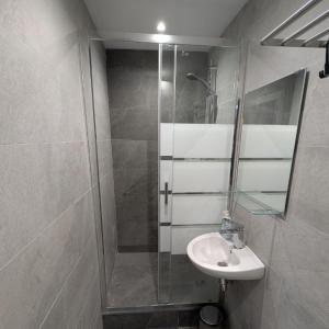 Cozy Loft in Historical Center في جينوا: حمام مع دش ومغسلة