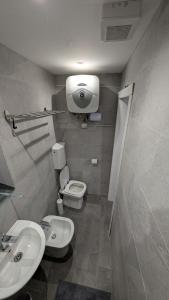 Cozy Loft in Historical Center في جينوا: حمام مع مرحاض وشطاف ومغسلة