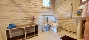 a bathroom with a toilet and a sink at Chalé Ecológico na Natureza in Piedade