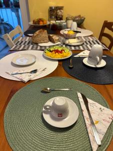 stół z talerzami żywności na górze w obiekcie Bienbi Trieste w Trieście