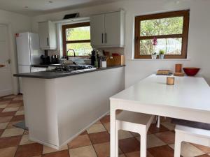 Η κουζίνα ή μικρή κουζίνα στο Luxurious large West Cork property with seaviews