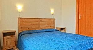 ローマにあるGite Houseのベッドルーム1室(青いベッド1台、上部に2つの照明付)