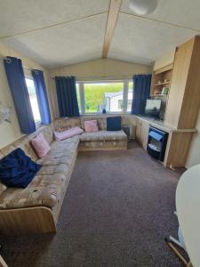 Posezení v ubytování The Beachside Retreat 3 Bedroom Pet Friendly in Clarach Bay