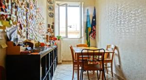 Gite House في روما: مطبخ مع طاولة وكراسي في غرفة
