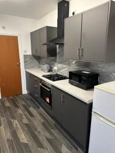 Kuchyň nebo kuchyňský kout v ubytování Freshly Renovated Flat just minutes from Luton Airport with Private parking