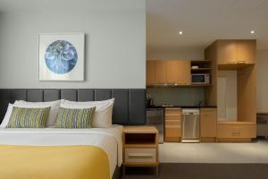 Postel nebo postele na pokoji v ubytování Quest on Hobson Serviced Apartments