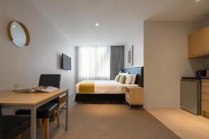 Postel nebo postele na pokoji v ubytování Quest on Hobson Serviced Apartments