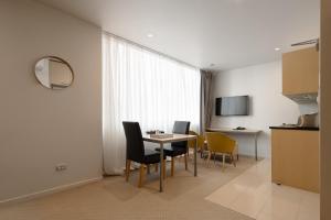 TV a/nebo společenská místnost v ubytování Quest on Hobson Serviced Apartments