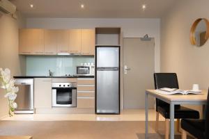 Kuchyň nebo kuchyňský kout v ubytování Quest on Hobson Serviced Apartments